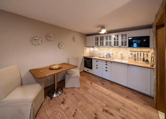 Flat - Sleeps 3 - Parking - Wifi Hostivice